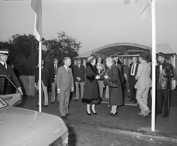 103038 Afbeelding van het bezoek van koningin Beatrix aan het feest op het Wielingenplein te Utrecht ter gelegenheid ...